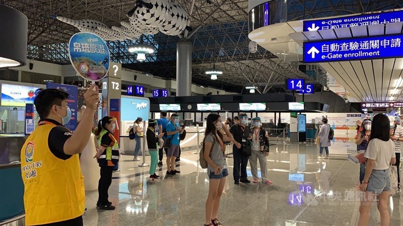 疫情趨緩，台帛旅遊泡泡14日重啟，不少旅客衝著可以在當地打疫苗報名參加，也有人目標混打疫苗。旅客凌晨4時許就陸續抵達桃園機場，6時前即完成全數旅客的採檢作業，若有陽性者會依照專案處理。中央社記者葉臻攝 110年8月14日