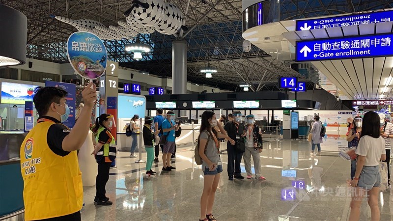 台帛旅遊泡泡14日重啟,不少旅客衝著可以在當地打疫苗報名參加,也有人目標混打疫苗。中央社記者葉臻攝 110年8月14日