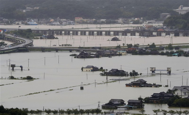 日本九州等地持續降下大雨,部分河川氾濫造成淹水。圖為佐賀縣武雄市民宅淹水情況。(共同社)