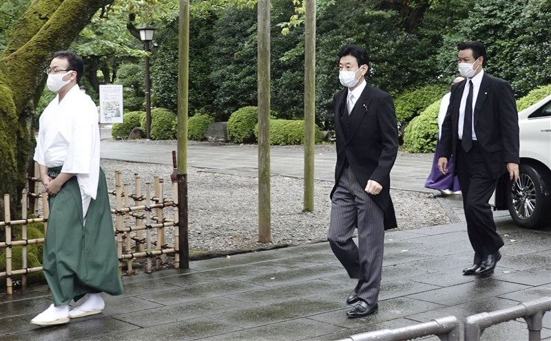 經濟再生大臣西村康稔(中)13日上午也前往靖國神社參拜,是首相菅義偉去年上任後,第一位參拜靖國神社的閣員。(共同社)