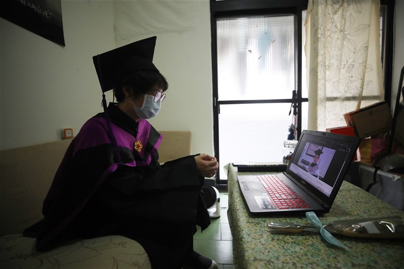 新聞所學生曾以寧在家穿上畢業袍,充滿儀式感的參與線上畢業典禮,她說,雖然疫情讓大家只能各自在家,但是「知道我們還在學業的路上一起努力」。