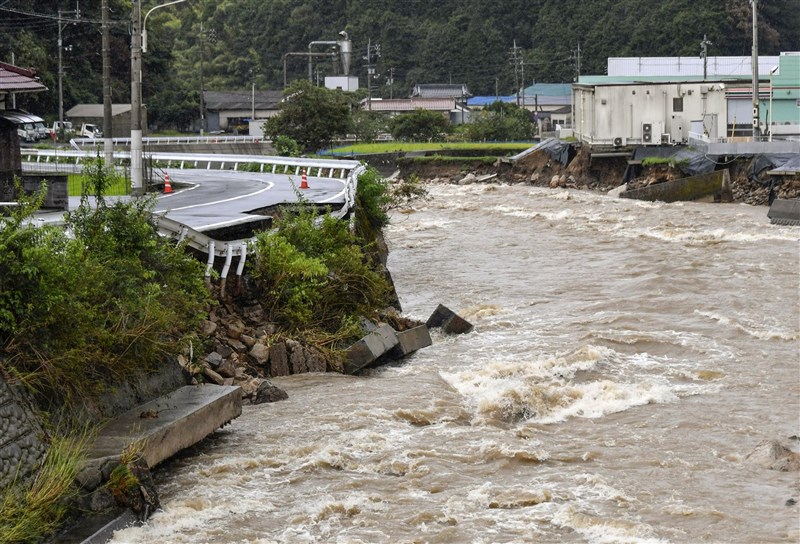 受鋒面滯留帶來大雨，甚至可能出現數十年一度大雨影響，日本廣島縣知事湯崎英彥14日對被要求避難的民眾下「最後通牒」。廣島市安佐北區的鈴張川河水因大雨氾濫，沿河道路多處坍塌。（共同社）