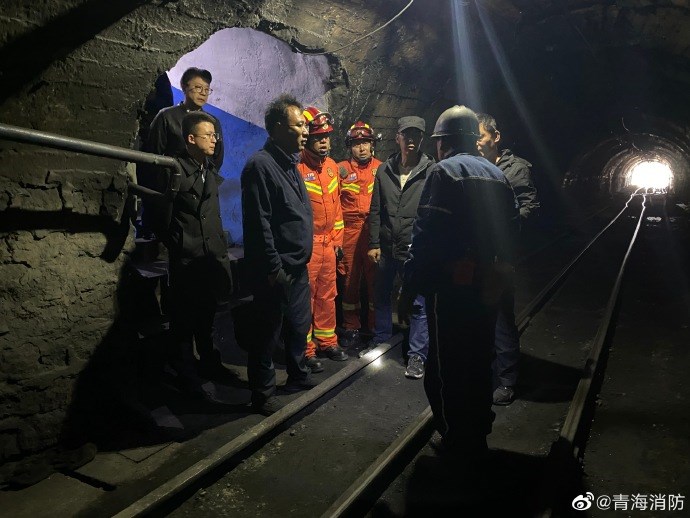 中國青海省柴達爾煤礦中午發生泥漿崩塌事故,已造成1人死亡,目前還有19人受困。圖為青海省消防隊在現場救災的畫面(圖取自weibo.com/qhxfxc)