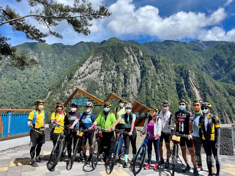 雲端上的果香騎旅漫遊欣賞梨山風景 地方 中央社cna