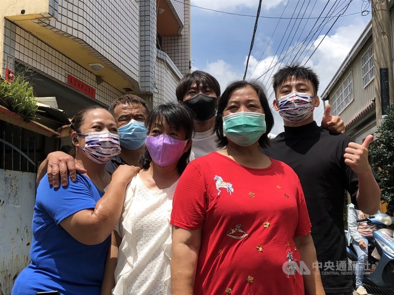 「柔道男神」楊勇緯(右3)東京奧運摘下銀牌後,12日返回台中后里的家,與家人開心合影。(中央社檔案照片)