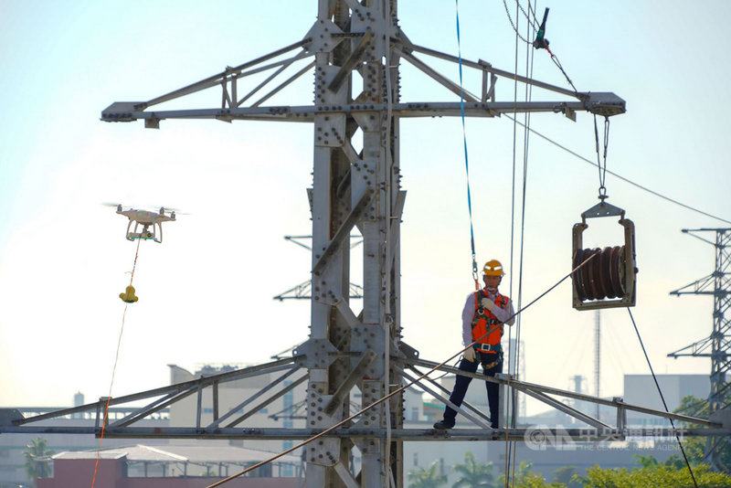 台電108年首度導入無人機科技協助電塔智慧巡檢,搭配自動化監測設備,全面掌握電塔即時狀態;110年擴大採購44台無人機,預計年底前全數上線。(台電提供)中央社記者曾智怡傳真 110年8月15日