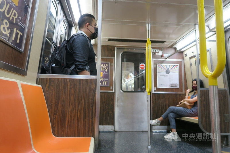 紐約雖大幅鬆綁防疫限制，但近期COVID-19疫情回溫，地鐵乘客依規定必須全程配戴口罩。中央社記者尹俊傑紐約攝 110年8月15日