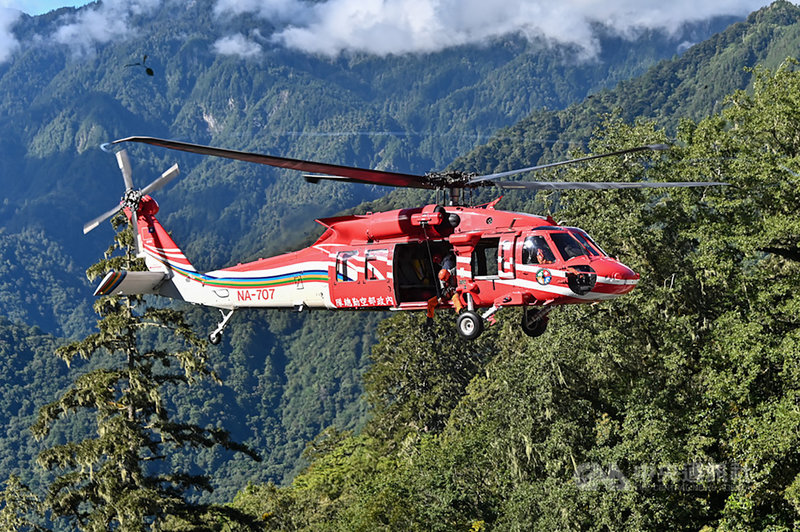 騎機車夜衝合歡山清晨中橫摔落山谷空勤吊掛送醫 社會 中央社cna