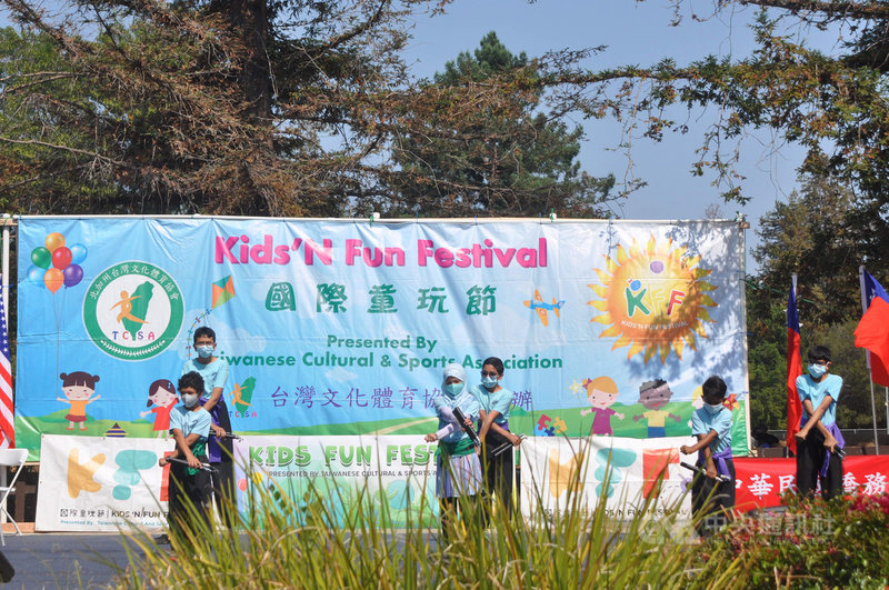 去年因為疫情停辦的國際童玩節,今年第11度登場,突破疫情成為文化交流與看見台灣的舞台。圖為現場不同族裔兒童的功夫表演。中央社記者周世惠舊金山攝 110年8月15日
