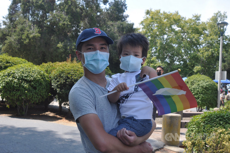 住在加州的台灣鄉親林冠宏於美西時間14日抱著兩歲兒子參加國際童玩節,現場濃濃的台灣味,讓他紓解因為疫情2年沒有回台的思鄉情。中央社記者周世惠舊金山攝 110年8月15日