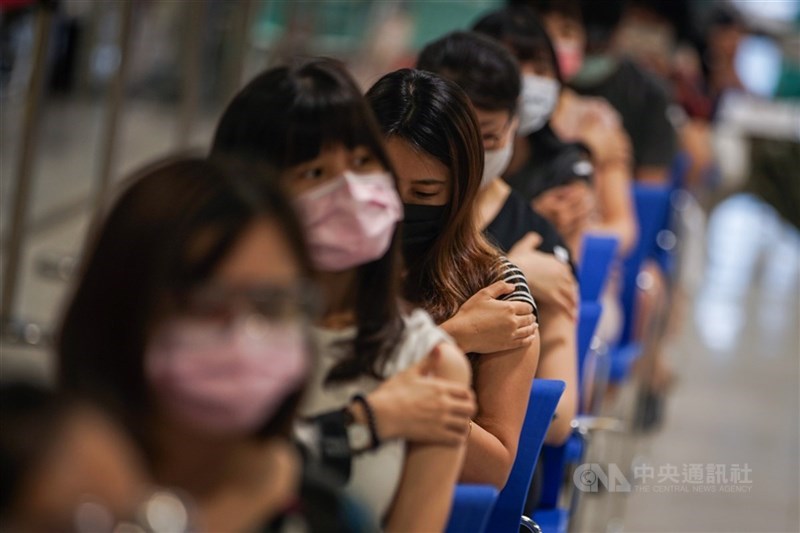 中央流行疫情指揮中心指揮官陳時中表示,國內累計逾980萬人次接種疫苗,人口涵蓋率約39%、劑次人口比約41.81。(中央社檔案照片)