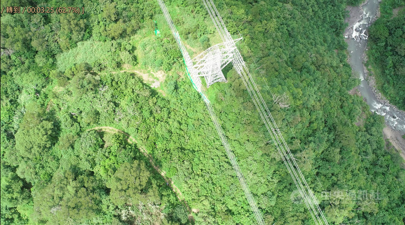 近日中南部豪雨致災,台電運用無人機空拍屏東縣獅子鄉山區輸電鐵塔,檢查鐵塔基礎有無坍方現象,第一時間掌握異狀。(台電提供)中央社記者曾智怡傳真 110年8月15日