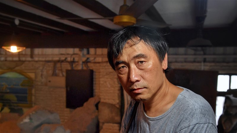 質感師是影視美術組不可或缺的一環,有如場景化妝師,能替物品點綴歲月,陳新發是台灣首位好萊塢等級的質感師。(攝影:王飛華)