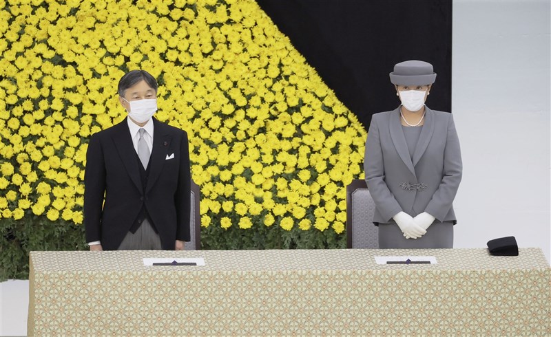 二次大戰結束76週年,日皇德仁(左)15日在全國戰歿者追悼會沿襲「深刻反省」、不重蹈戰爭覆轍的說法。右為皇后雅子。(共同社)