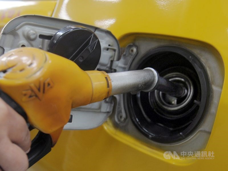 台灣中油宣布,16日零時起,汽油每公升調降新台幣0.3元、柴油調降0.2元。(中央社檔案照片)