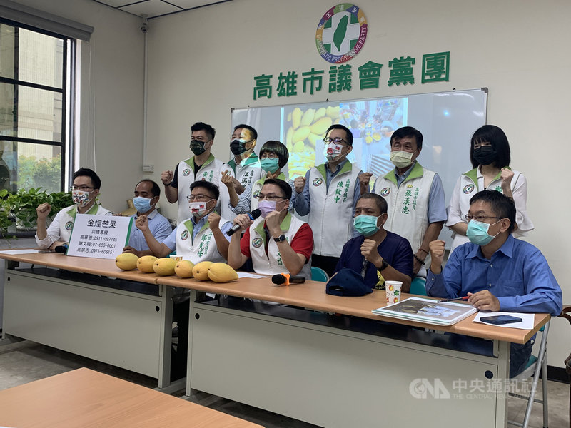 高雄桃源明霸克露橋遭溪水沖斷,阻斷復興、梅山、拉芙蘭3部落對外交通,民進黨高雄市黨部結合市議會黨團16日啟動第4波搶救金煌芒果產值行動,盼協助災區農民度過難關。(高雄市議會民進黨團提供)中央社記者洪學廣傳真 110年8月16日