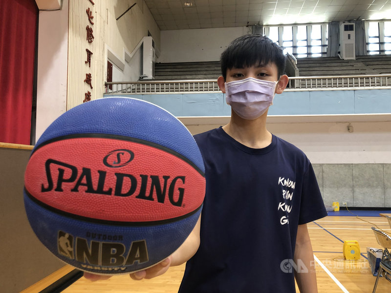台中一中應屆畢業生吳柏毅,因學測時數學考差,於是啟動讀書計畫,在指考時翻轉數學成績,可望如願選填夢想校系。中央社記者趙麗妍攝 110年8月16日