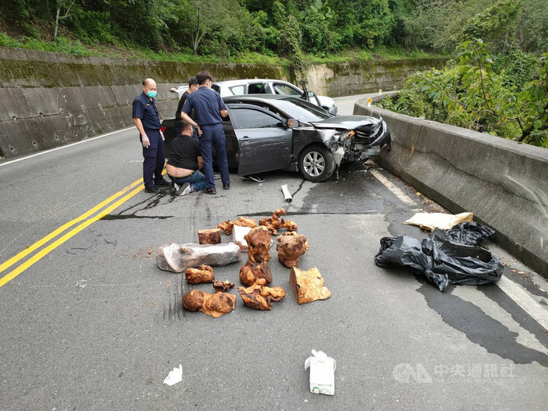 南投縣警察局仁愛分局16日查緝山老鼠時遭開車衝撞,員警開槍警告,犯嫌駕車逃脫,警方緊追10分鐘後犯嫌自撞,車內1名男子落網,另1人跳下深谷逃逸。(民眾提供)中央社記者蕭博陽南投縣傳真 110年8月16日