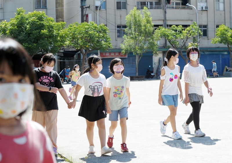 全國COVID-19疫情警戒降為2級後,各類戶外場地逐步解封,桃園市16日天氣晴朗,小朋友結伴健走運動。中央社記者施宗暉攝 110年8月16日