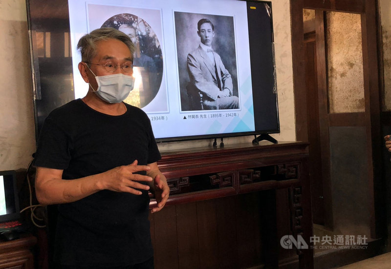 文化部長李永得16日到嘉義縣視察縣定古蹟林開泰診療所舊宅修復進度,由雲門舞集創辦人林懷民(圖)說明祖父故居的歷史背景。中央社記者黃國芳攝 110年8月16日