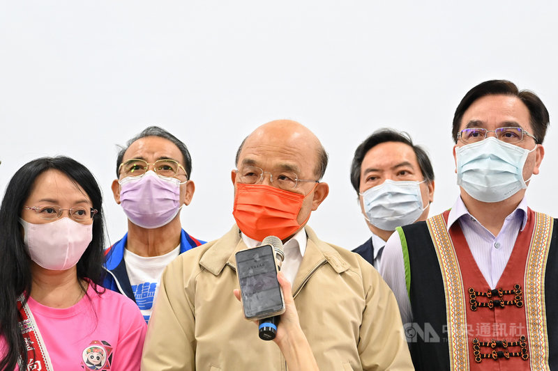 行政院長蘇貞昌(中)16日在原民會主委夷將‧拔路兒(右1)、民進黨立委陳瑩(左1)、國民黨立委廖國棟(左2)陪同下,訪視溪洲聚落家屋及公共設施工程進度。(行政院提供)中央社記者陳俊華傳真 110年8月16日