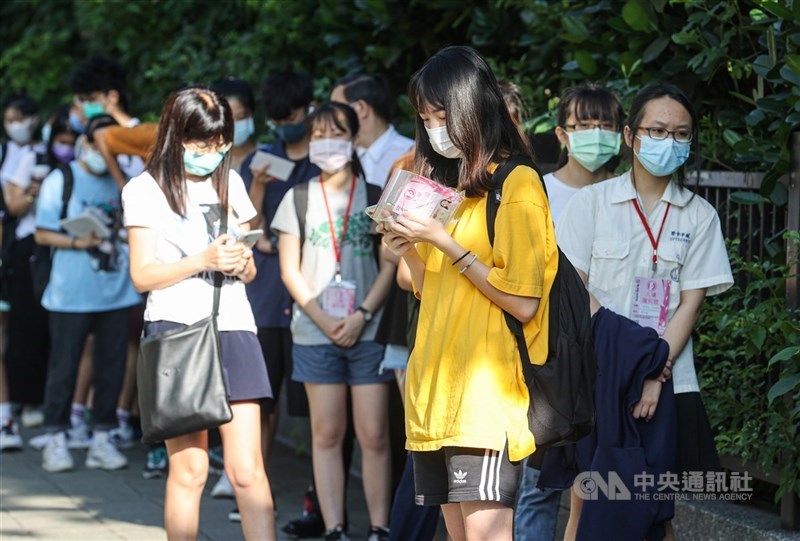 110學年度大學考試入學分發提供3萬6327個名額,推估今年錄取率會比去年上升。(中央社檔案照片)