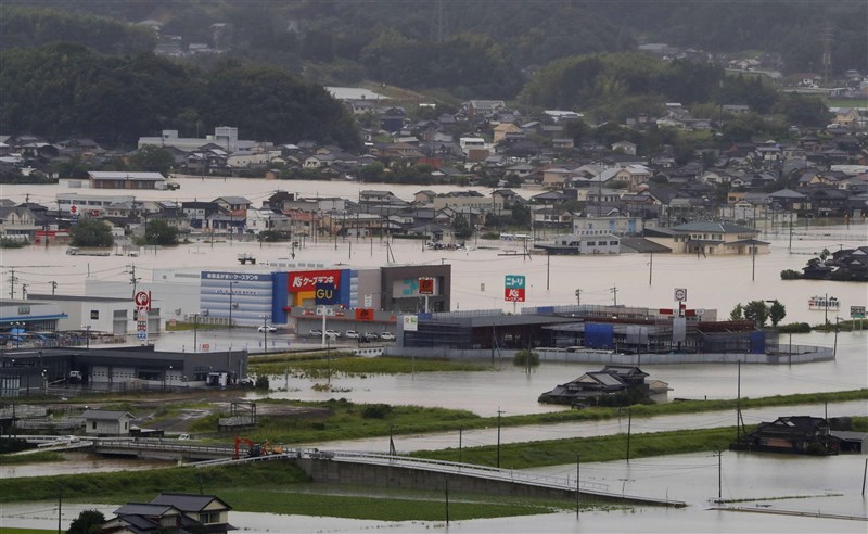 日本九州等地近期連日大雨，可能導致土砂災害與河川氾濫。圖為14日佐賀縣武雄市民宅淹水情況。（共同社）