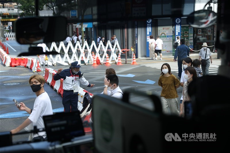 東京市民日常生活與交通路線受影響，對泡泡內的我們也感到好奇。