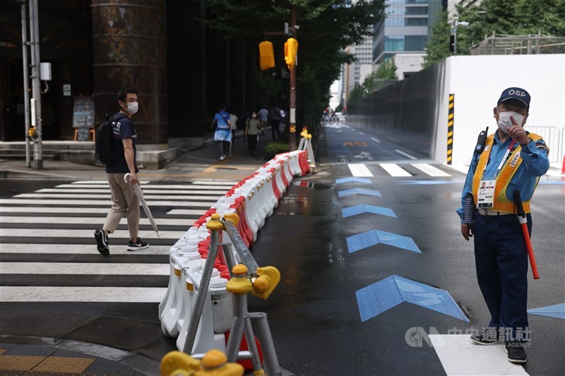 路上有許多交通管制，將賽事相關人員與東京市民隔開。