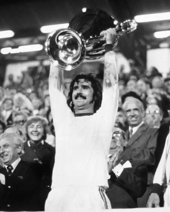 德國足壇傳奇球員穆勒(前)15日辭世,享壽75歲。(圖取自twitter.com/FCBayernEN)