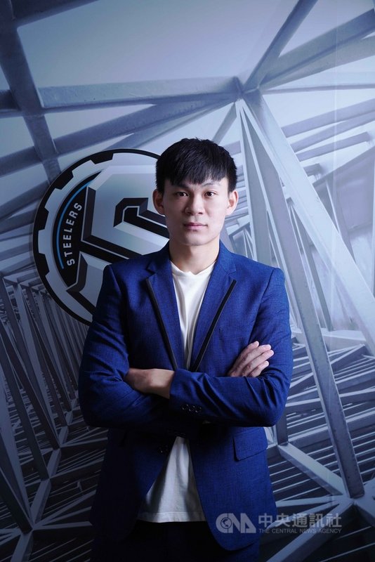 台灣職業籃球聯盟P. LEAGUE+(簡稱PLG)高雄鋼鐵人16日宣布與首輪第5順位指名的林均濠完成簽約,林均濠表示,以他的身高打4號位太矮,期待可以打到3號位。(高雄鋼鐵人提供)中央社記者黃巧雯傳真 110年8月16日