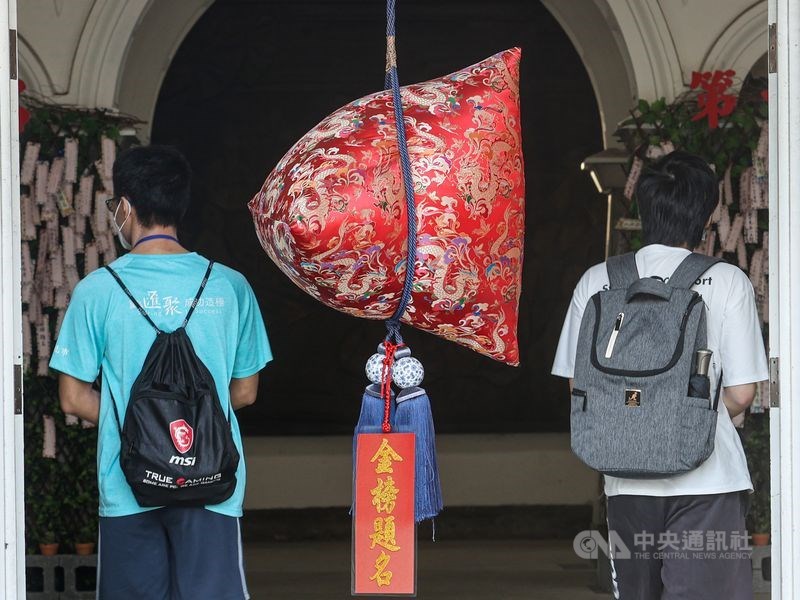 110學年度指考16日公布成績,和109學年相較,今年頂標分數以歷史科上升11分、物理科下降10分變化較大。圖為指考考場高掛「包粽」,祝福所有考生金榜題名。(中央社檔案照片)