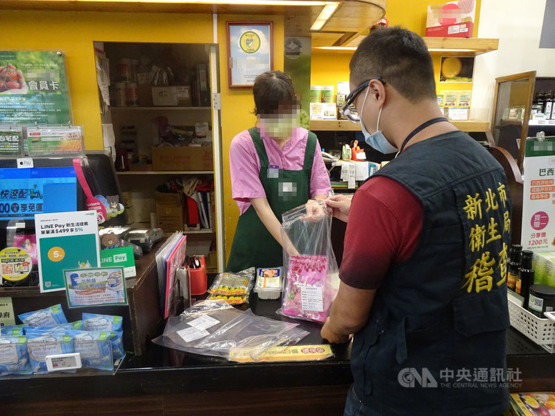 夏季炎熱又逢中元普渡將屆,新北市政府衛生局稽查人員前往各賣場抽驗應景食品和冰品共計98件;17日公布結果。(新北市政府衛生局提供)中央社記者沈佩瑤新北市傳真 110年8月17日
