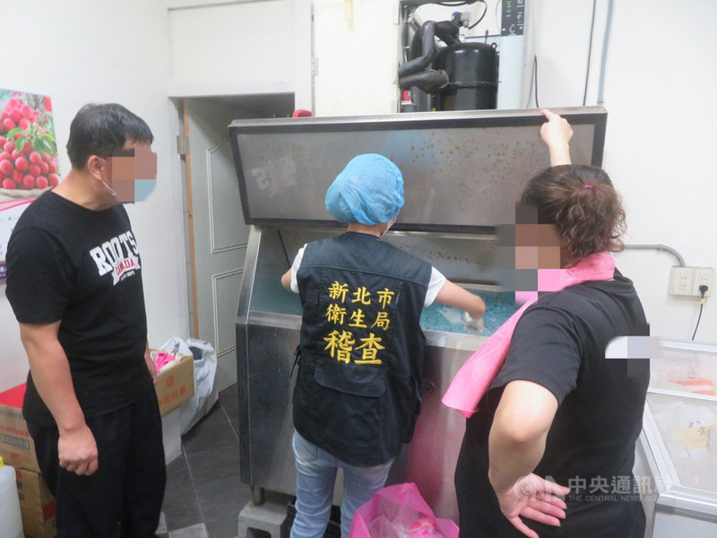 夏季炎熱又逢中元普渡將屆,新北市政府衛生局抽驗應景食品包含祭祀用水果、豆製品、魚肉煉製品、糕粿產品等,另針對飲冰品檢驗腸桿菌科、沙門氏桿菌等指標性病原菌,共抽驗98件產品,結果有1件芒果不合格。(新北市政府衛生局提供)中央社記者沈佩瑤新北市傳真 110年8月17日