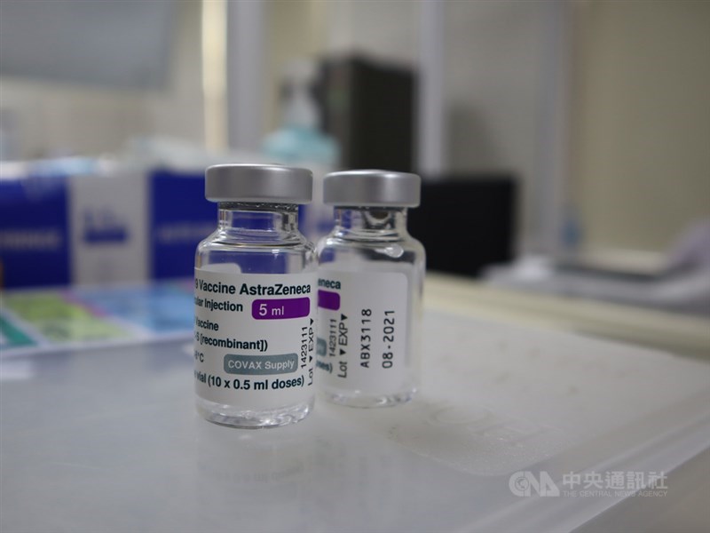 衛福部食藥署17日證實,中研院實驗數據顯示AZ疫苗在對抗COVID-19原始武漢病毒株方面,中和抗體效價數值為187.9,此數值高於聯亞疫苗,但低於高端疫苗。(中央社檔案照片)