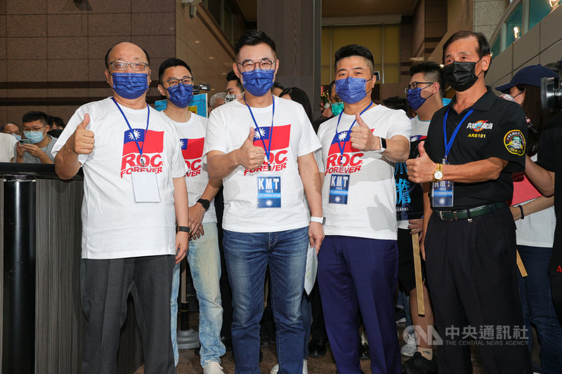 爭取連任的國民黨主席江啟臣(前左2),由前台中市長胡志強(前左)、前國民黨立委顏寬恒(前右2)等人陪同,17日前往國民黨中央黨部登記參選黨主席。中央社記者謝佳璋攝 110年8月17日