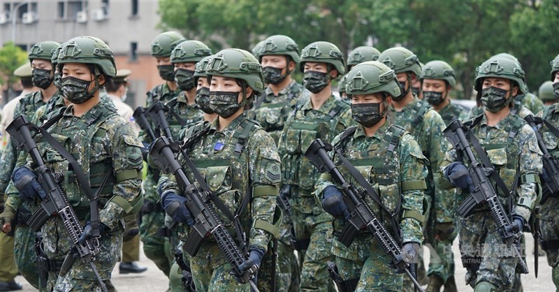 行政院官員17日表示,關於111年軍公教待遇是否調整將經綜合考量,待定案再對外說明。圖為憲指部忠貞營區官兵展示戰力,因應疫情戴口罩防疫。(中央社檔案照片)