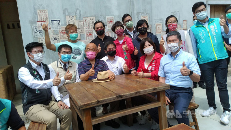 公視史詩影集「斯卡羅」熱映,行政院長蘇貞昌(前左3)17日在台南市長黃偉哲(前左2)等人陪同下,視察拍攝場景之一的台南鹽水岸內糖廠影視基地。中央社記者張榮祥台南攝 110年8月17日