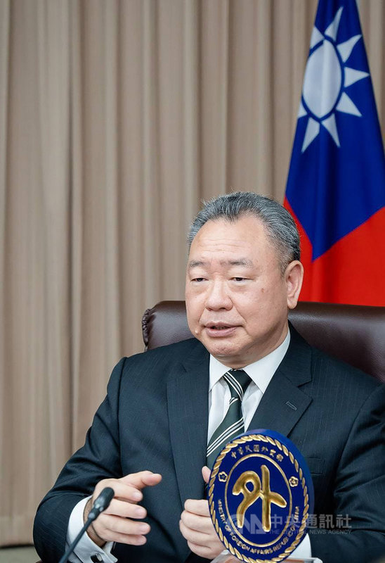 外交部常務次長俞大㵢17日接受宏都拉斯媒體聯訪,說明兩國建交80年來,雙方共同促進宏都拉斯國家發展的各項成果。(外交部提供)中央社記者鍾佑貞傳真 110年8月17日
