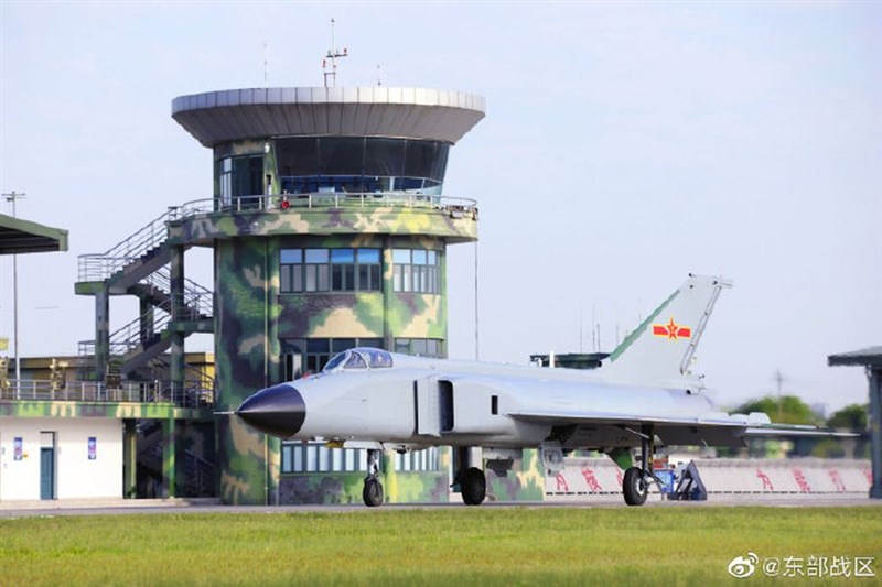 中共解放軍東部戰區在官方微博公告,17日出動作戰艦艇、反潛機、殲擊機等,在台灣西南、東南等周邊海空域組織聯合火力突擊等實兵演練。(圖取自東部戰區微博weibo.com)