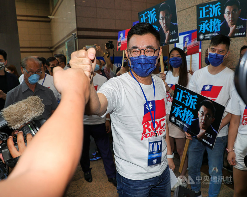 爭取連任的國民黨主席江啟臣(前)17日前往國民黨中央黨部登記參選黨主席後,向現場出席的青年朋友們擊拳致意。中央社記者謝佳璋攝 110年8月17日