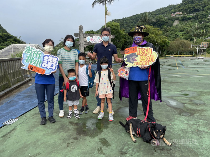 台北市溪山實驗國小18日率先全台小學開學,校長施春明表示,許多家長反映,孩子早早就起床趕著上學。(台北市溪山實驗國小提供)中央社記者陳昱婷傳真 110年8月18日