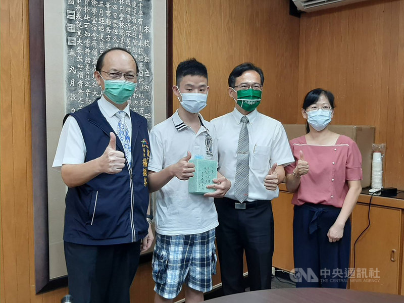 曾獲總統教育獎肯定的全盲生陳可冀(左2),今年如願考上台中一中,台中市教育局長楊振昇(左)18日下午特別到校鼓勵,並使用視障中心出版的定向行動技法教學手冊,以人導法協助他進入校園。中央社記者趙麗妍攝 110年8月18日