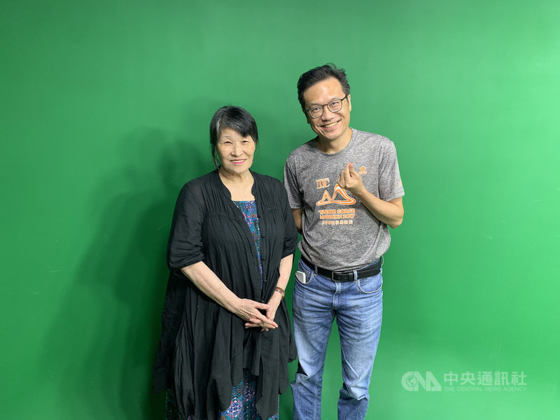 作家袁瓊瓊(左)以「普通人結弦的神話」一文獲九歌年度散文獎肯定,日前她在中央社Podcast節目「文化普拉斯」中,暢談她的星座人生哲學與寫作祕訣中央社記者張若瑤攝 110年8月18日