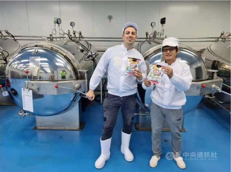 澳洲一家農場主人曼托瓦尼(左,John Mantovani)因農場連續受到冰雹侵襲,大批收成報銷,損失慘重。台灣食品加工專家莊傑超(右)在當地量身打造一座蘋果乾工廠,讓這家農場得以重新站起來。(MP Harvest Foods提供)中央社記者丘德真雪梨傳真 110年8月18日