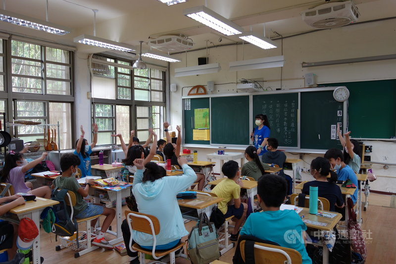 台北市溪山實驗國小18日率先全台小學開學,校長施春明表示,開學狀況很好、很順利,上課時可以看到孩子的眼神充滿興奮。(台北市溪山實驗國小提供)中央社記者陳昱婷傳真 110年8月18日