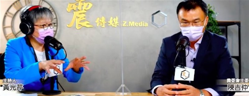 農委會主委陳吉仲(右)18日接受「新聞不芹菜」專訪,談到氣候變遷,他表示,極端氣候已發生,不僅去年到今年5月乾旱,今年5月底起又陸續降下幾波豪雨,8月再因颱風盧碧帶來西南氣流降下豪雨,對中南部產區造成嚴重影響,農損累計已5.8億元。(取自「新聞不芹菜」網路直播)中央社記者楊淑閔傳真 110年8月18日