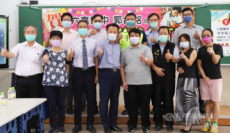 嘉義縣六嘉國中畢業生郭台銘(前右4)獲110年總統教育獎肯定,18日與嘉義縣長翁章梁(前左4)、嘉義高工校長陳瑞洲(前左3)等關心他的師長們開心合影。中央社記者蔡智明攝 110年8月18日