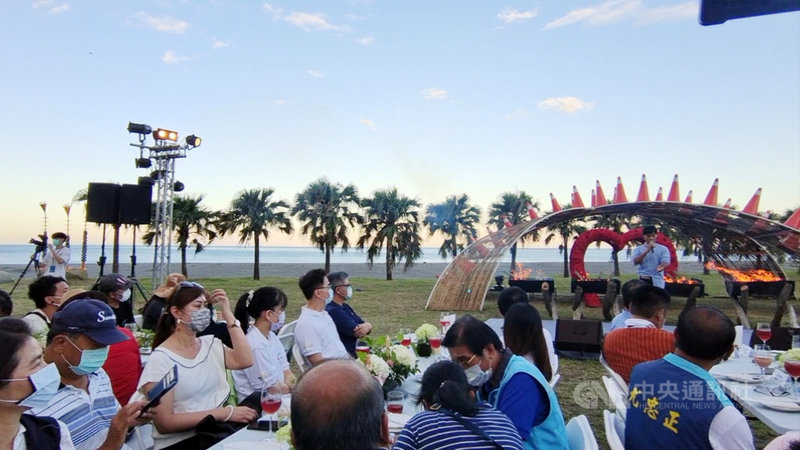 台東縣政府文化處日前委託廠商舉辦南迴藝術季開幕，並在尚武濱海休憩區的「大地餐桌」用自助餐，遭民眾舉發違反防疫規定；縣府衛生局18日表示，已諮詢當日狀況，蒐集相關事證，最高可處以新台幣30萬元罰鍰。（民眾提供）中央社記者盧太城台東傳真 110年8月18日