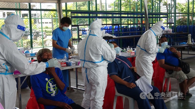 泰國18日新增通報312個COVID-19死亡案例,創下新高。圖為曼谷一處檢測站。(中央社檔案照片)
